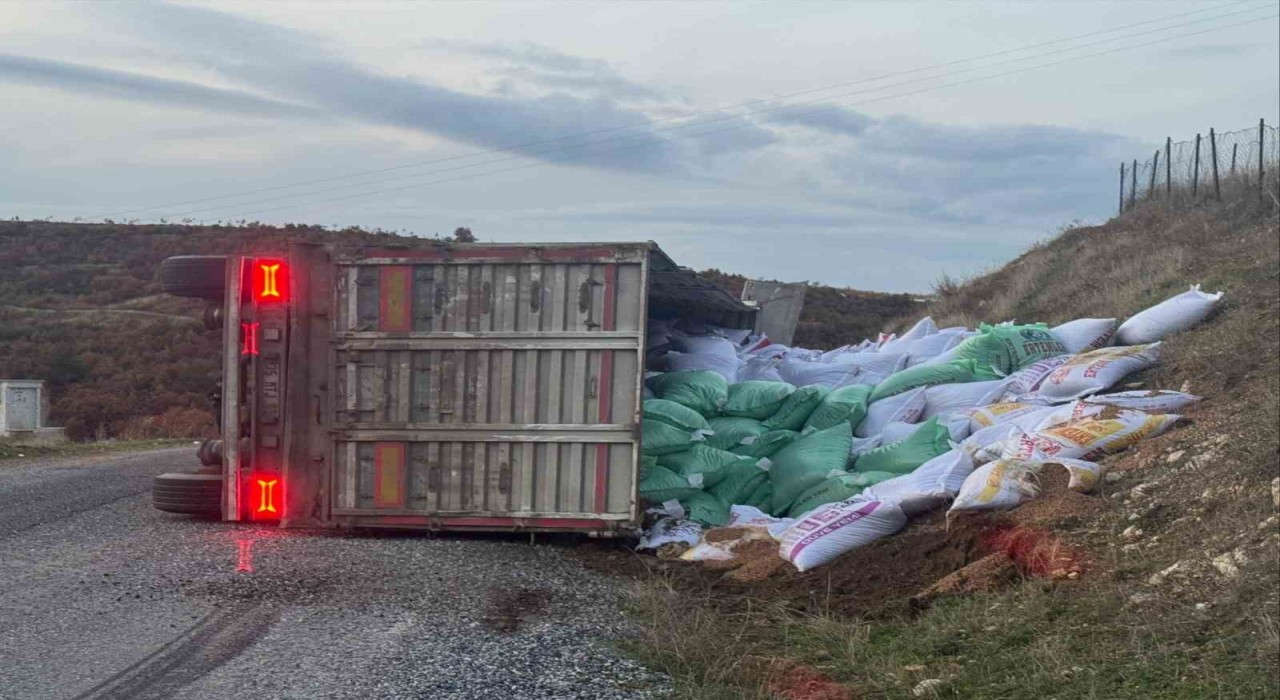 Gördeste yem yüklü tır devrildi: 1 yaralı