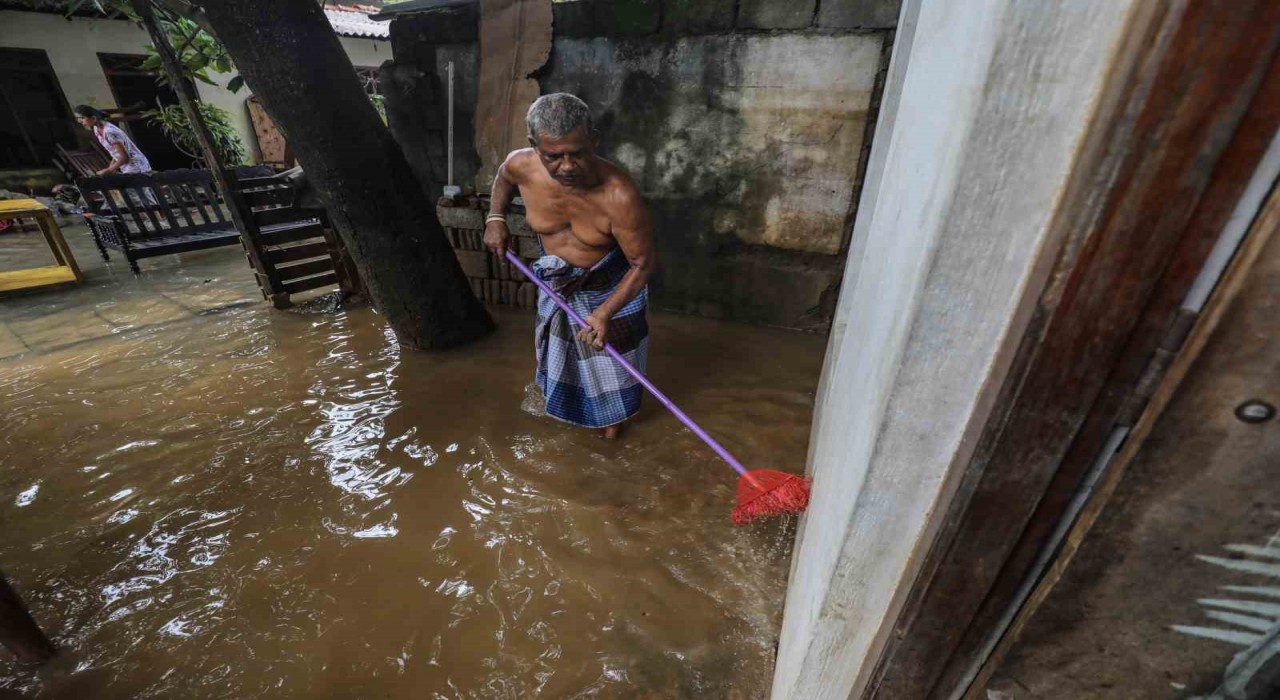 Güney Asyadaki sel ve toprak kaymalarında can kaybı bin 700ü aştı