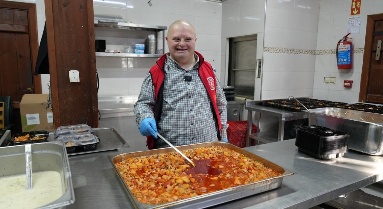 Gürsunun gülen yüzü Mesut, yemek dağıtımda
