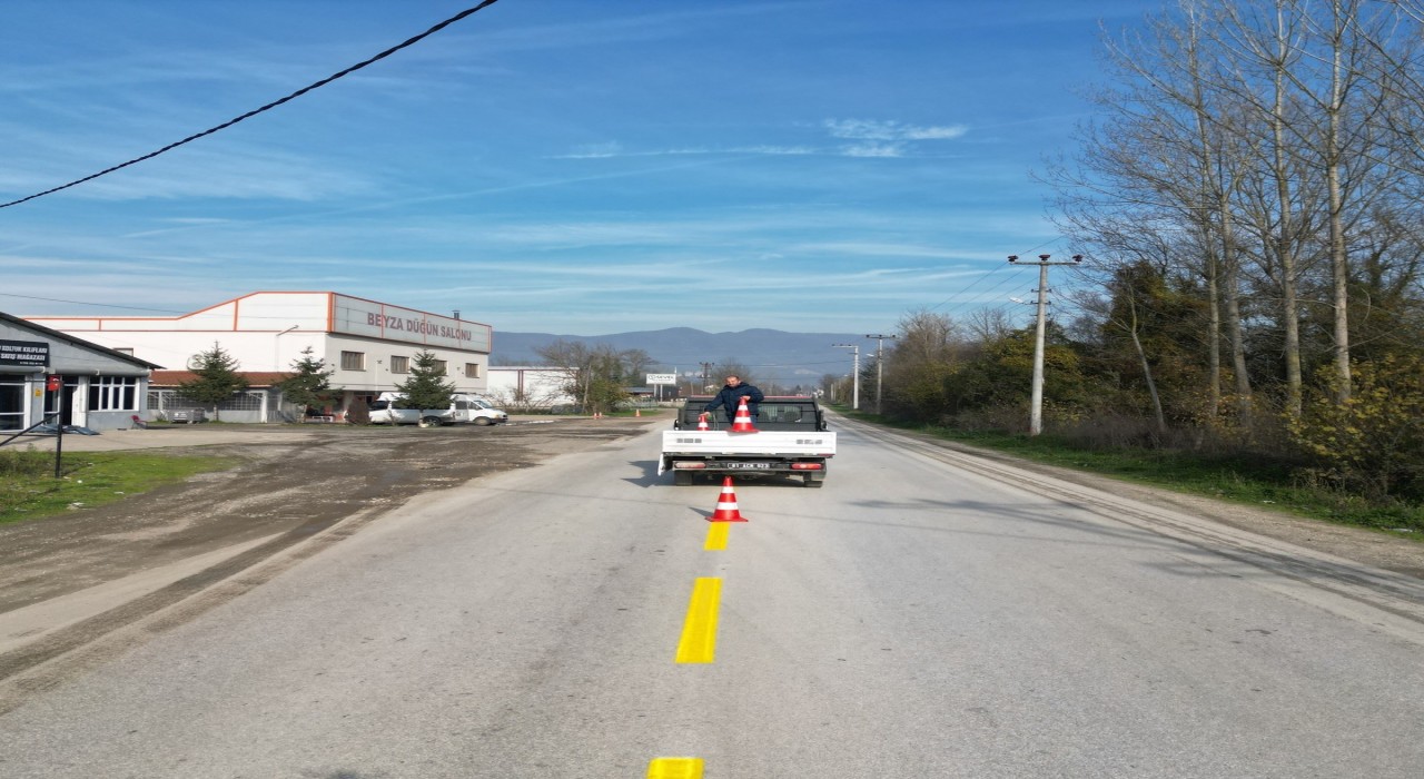Güvenli ulaşım için Çilimlide yol çizgileri yenileniyor