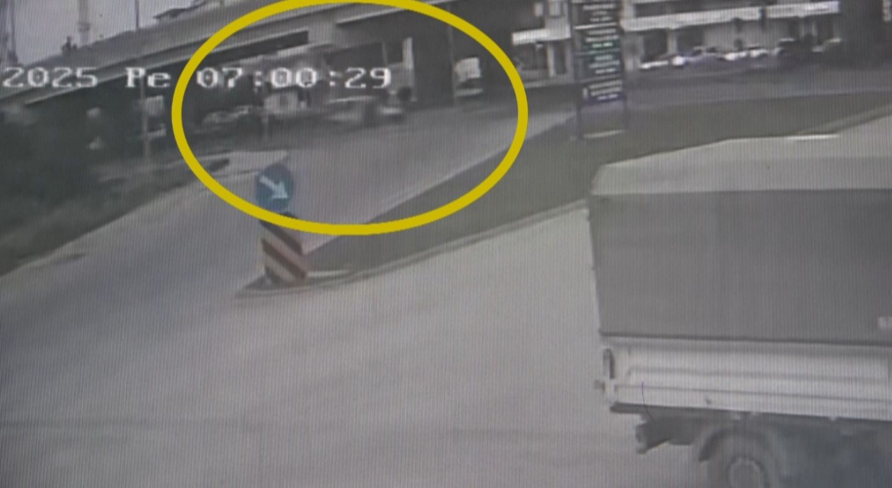 Hafif ticari aracın çarptığı yaya yola savruldu, kaza anı güvenlik kamerasına yansıdı