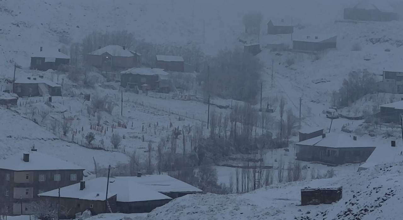 Hakkaride 43 yerleşim yerinin yolu ulaşıma kapandı