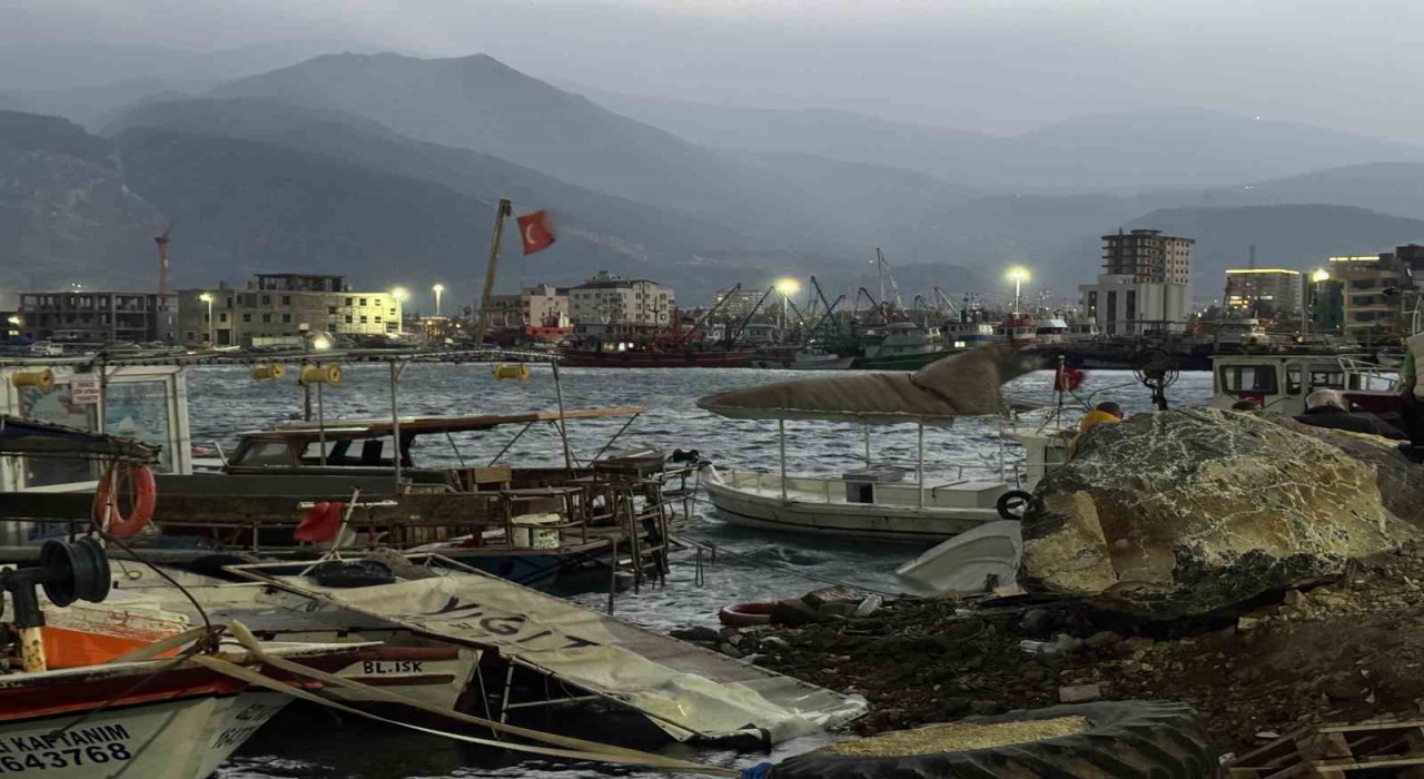 Hatayda fırtınanın etkisiyle 5 tekne ve 1 yat alabora oldu