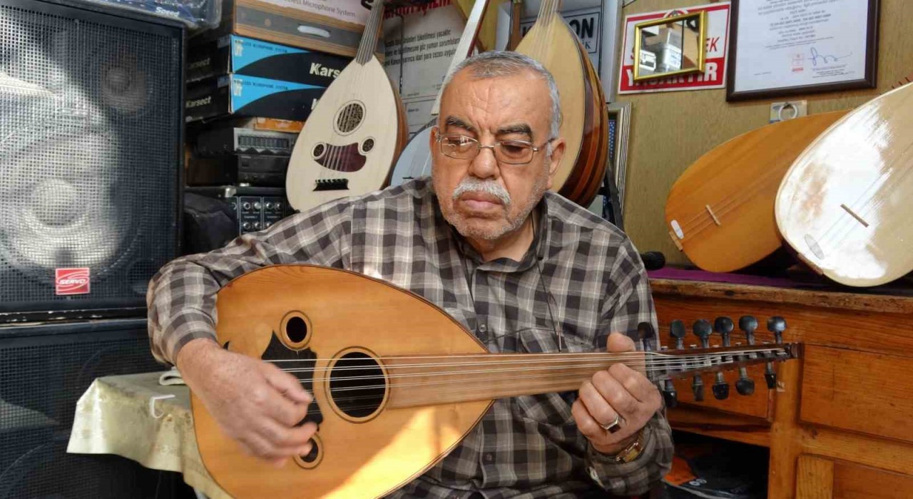 Hediye bağlama ile başlayan müzik tutkusu 61 yıldır sürüyor