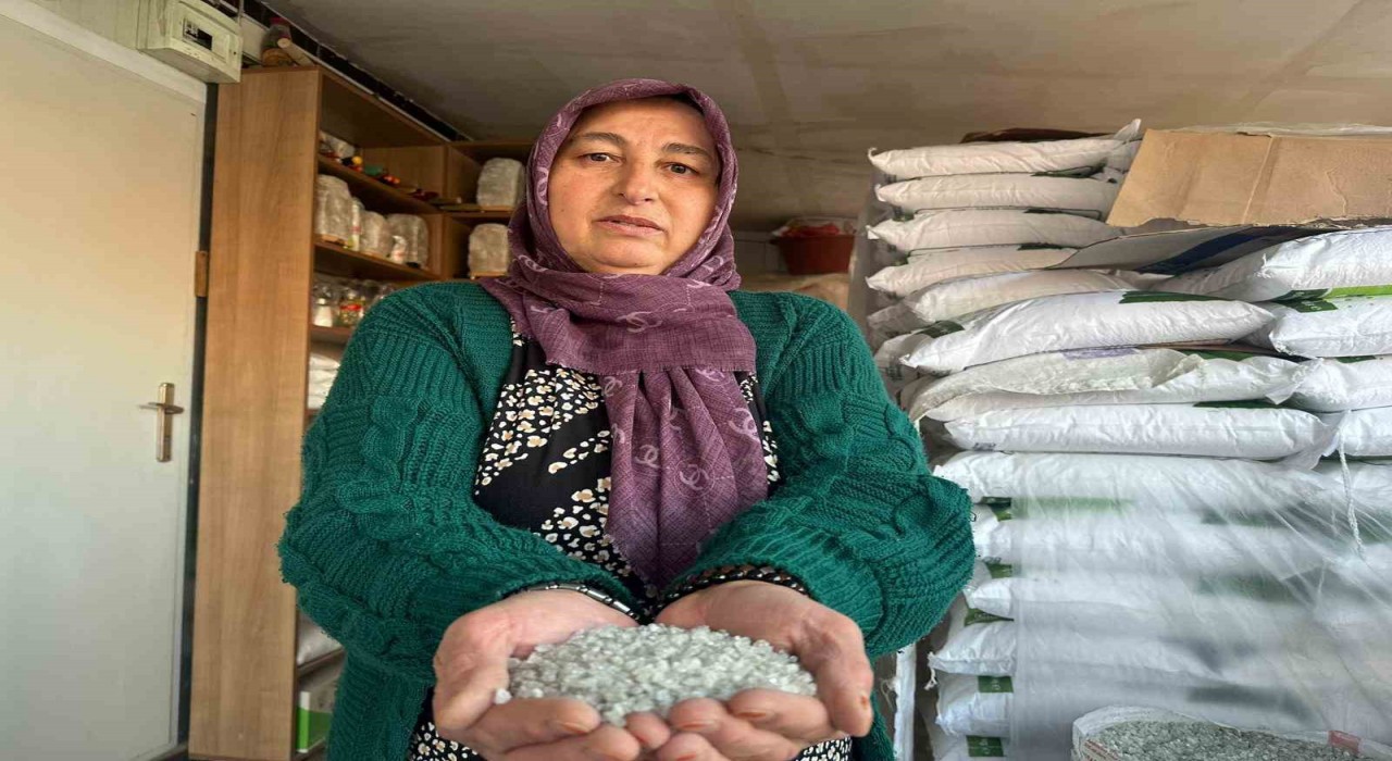 Hem satıyor hem anlatıyor: 4 çocuk annesi Çankırının meşhur tuzuyla 6 yıldır geçimini sağlıyor