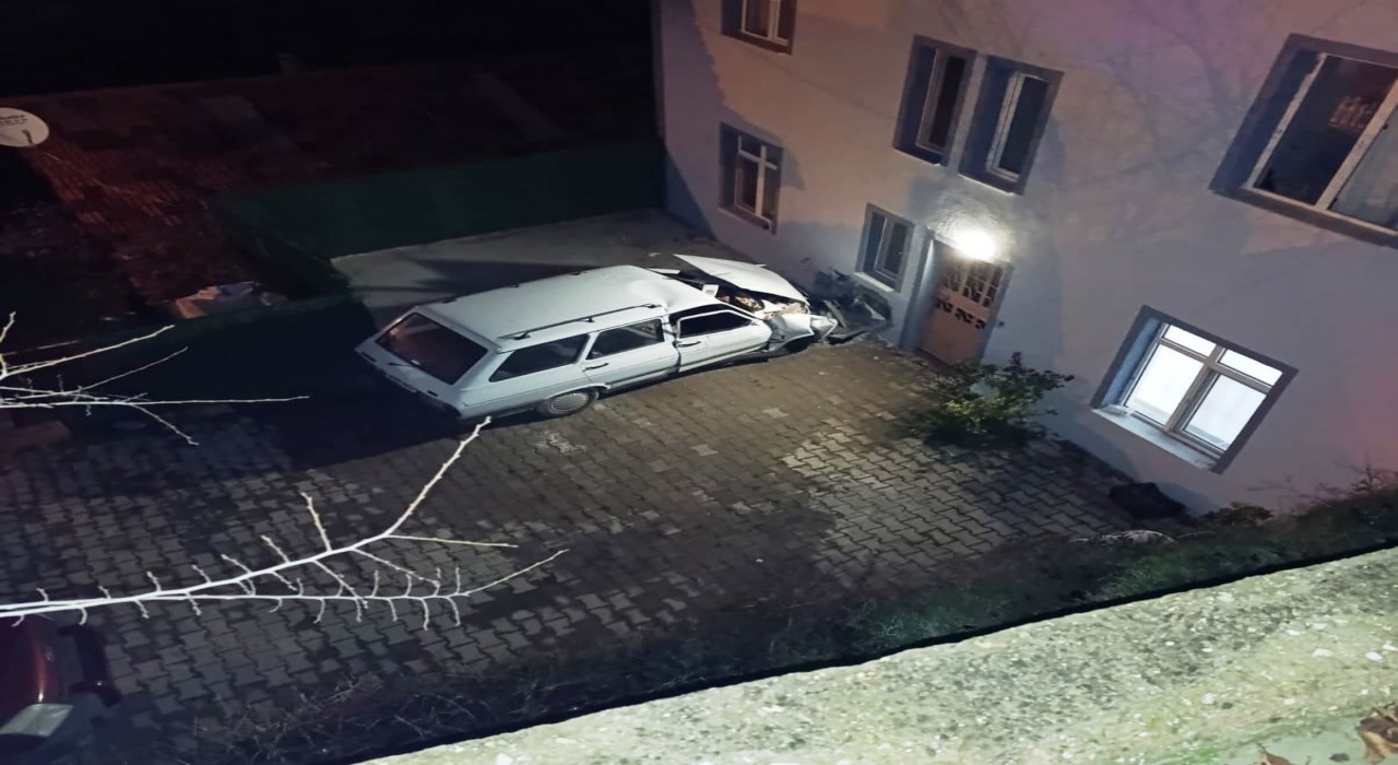Hisarcıkta otomobil evin duvarına çarptı: 1 ölü, 1 yaralı