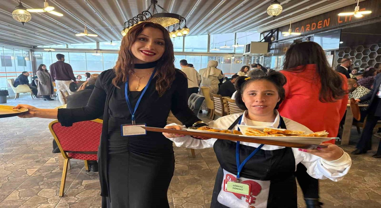 Iğdırda özel gereksinimli bireyler bir günlüğüne kafe işletti