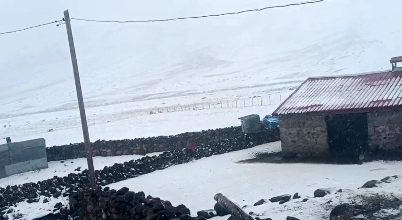 Iğdırın yüksek kesimleri beyaza büründü