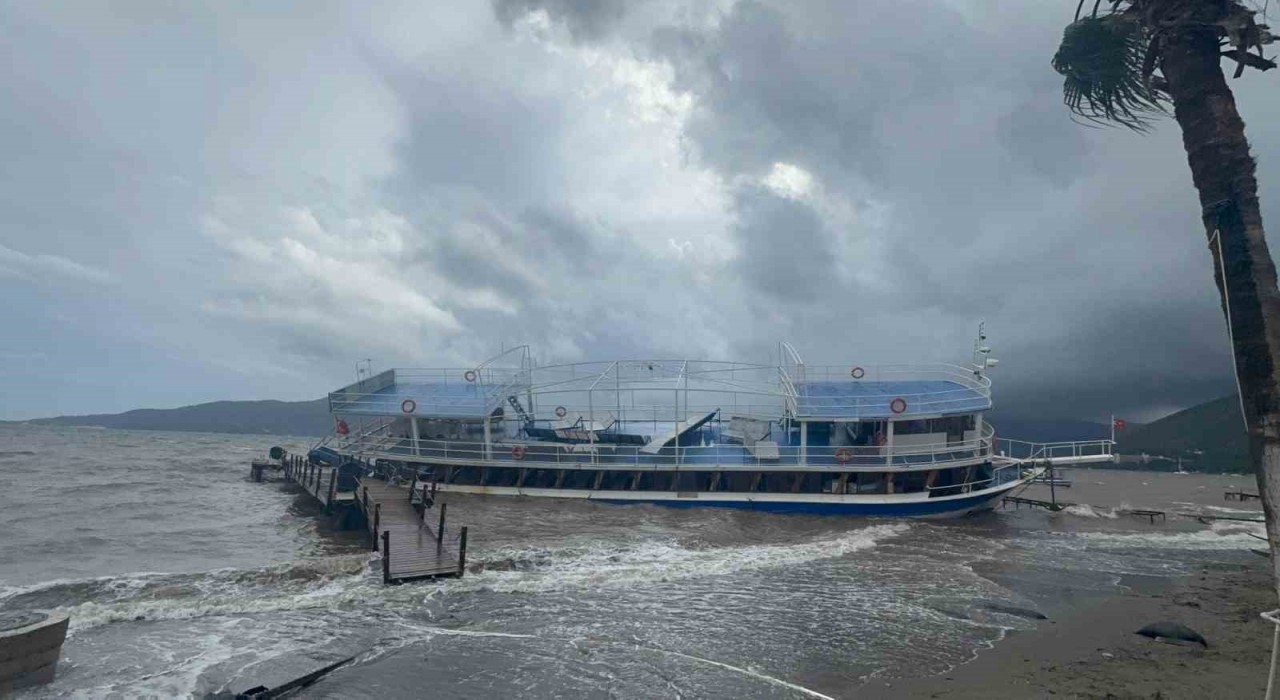 İskeleye çarparak karaya oturan tekne için kurtarma çalışmaları başladı