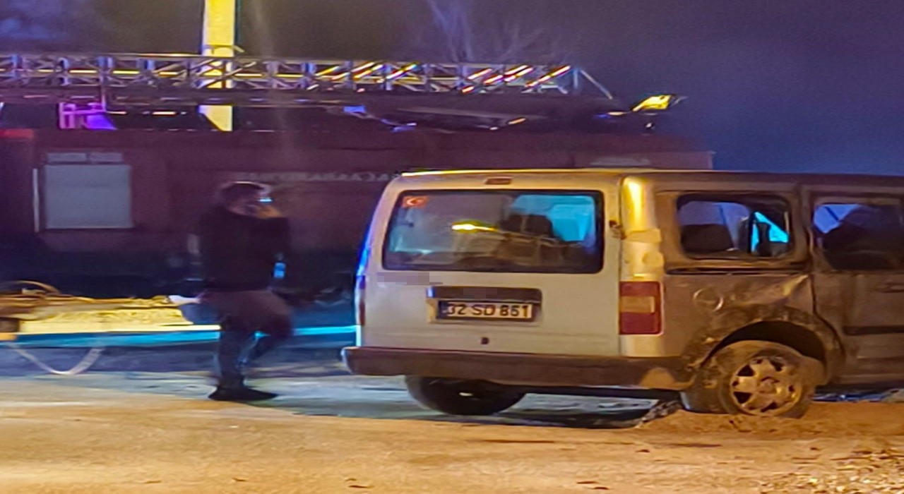 Ispartada kontrolden çıkan hafif ticari araç devrildi: 2 yaralı