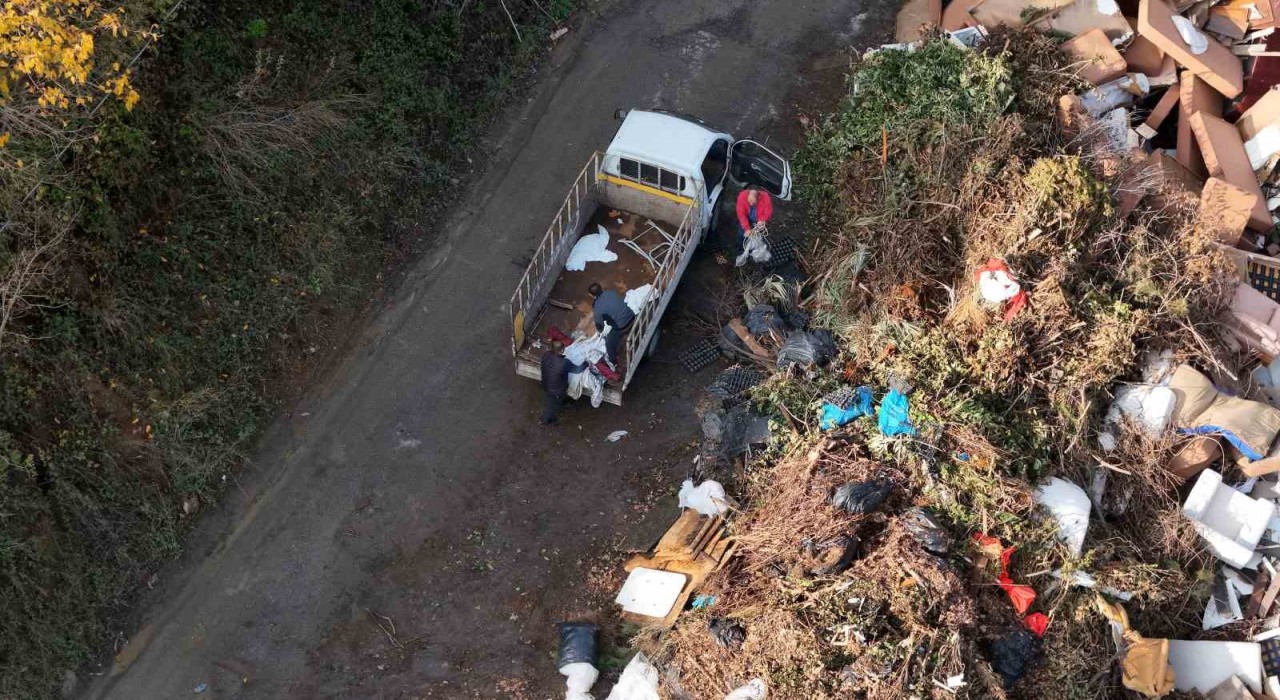 İstanbulda gökdelenlerin gölgesinde kaçak moloz dökümü