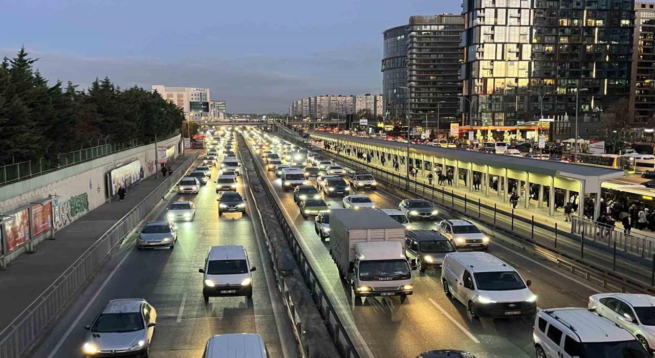 İstanbulda trafik yoğunluğu yüzde 81e ulaştı