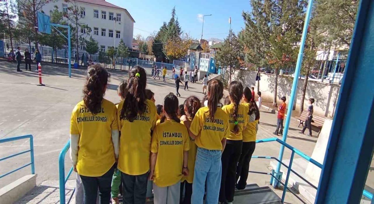 İstanbuldaki Çermiklilerden öğrencilere forma desteği