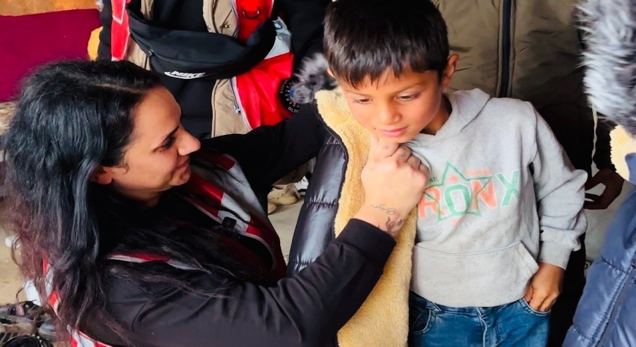 İstanbullu gönüllülerden Şanlıurfadaki çocuklara hediye bot ve mont