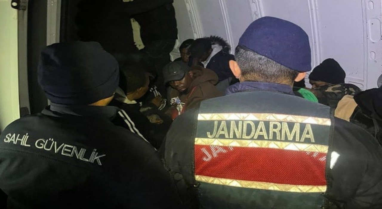 İzmirde 27 düzensiz göçmen ve 4 göçmen kaçakçısı yakalandı
