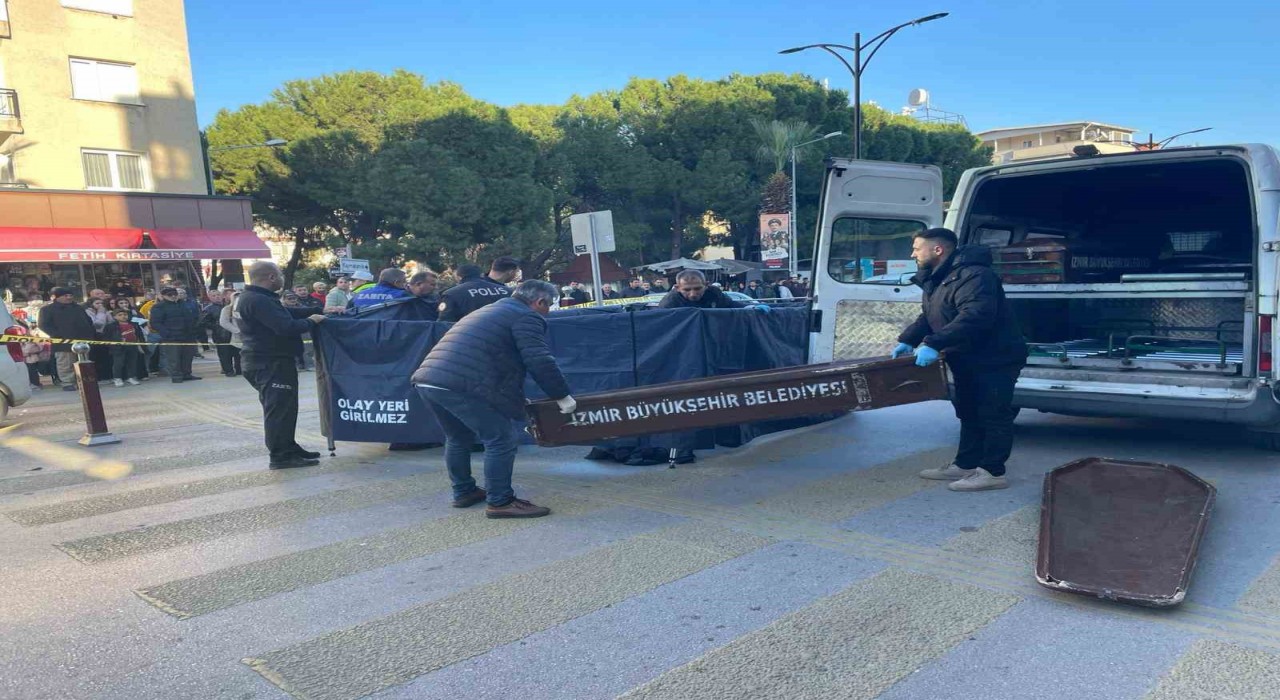 İzmirde belediyenin çöp kamyonu yaya geçidinde kadını ezdi