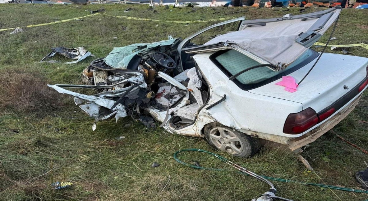 İzmirde feci kaza: 1 ölü, 1 yaralı