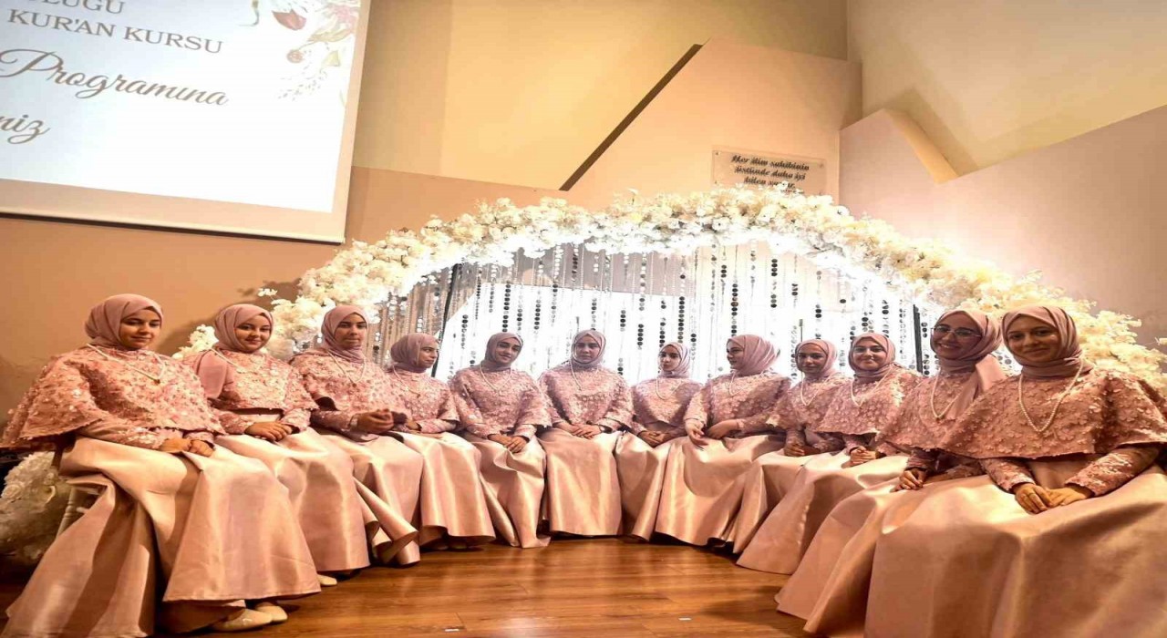 İzmirde genç hafizeler icazetlerini aldı