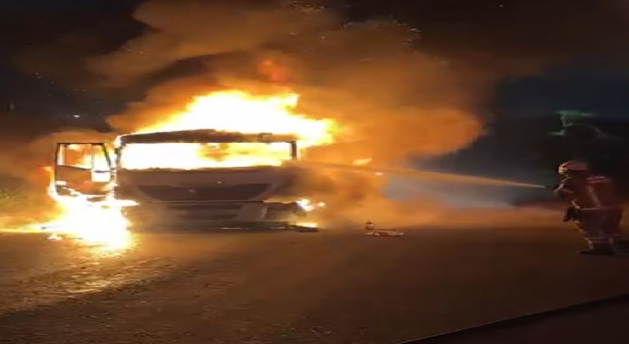 İzmirde kömür yüklü tır alev aldı