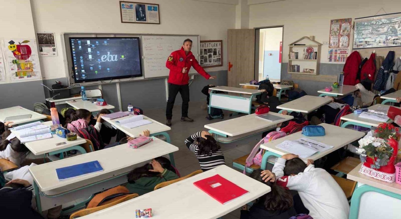 JAKtan öğrencilere Deprem farkındalık eğitimi