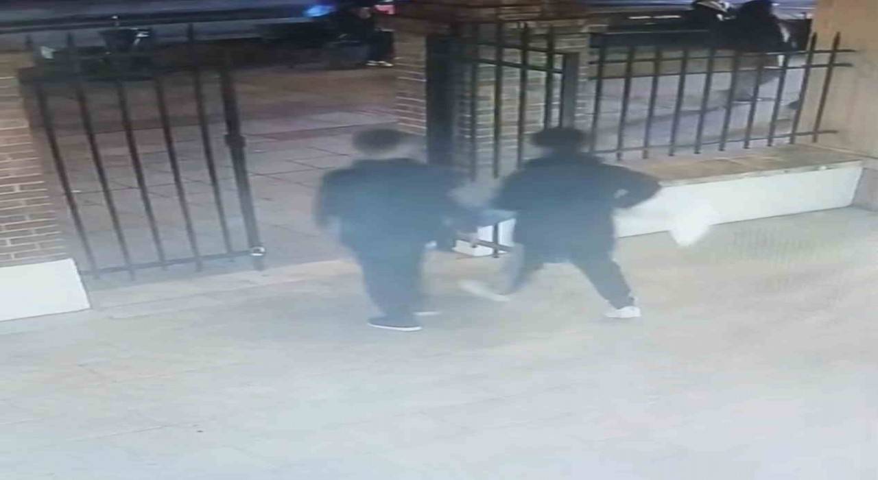 Kadıköyde yardım kutusu hırsızlığı: Önce gözetlediler sonra çaldılar