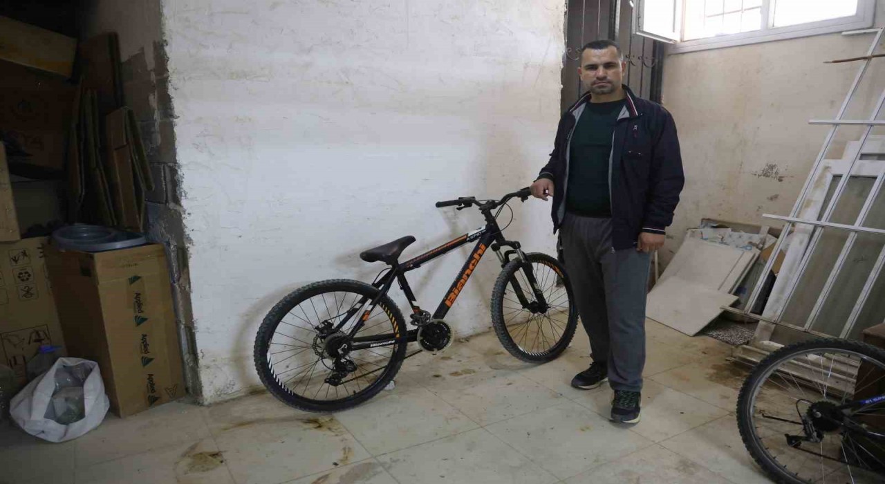 Kameralara yakalanan bisiklet hırsızına Yazık yaşın genç diye şikayetçi olmadık, bir an önce iş bul ve çalış diyerek nasihat etti