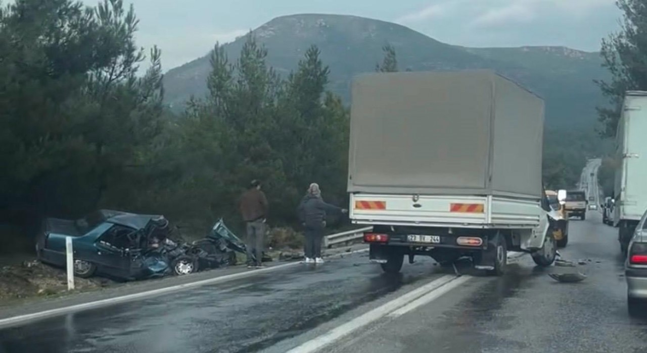 Kamyonetle otomobil çarpıştı: 2 ölü, 2 yaralı