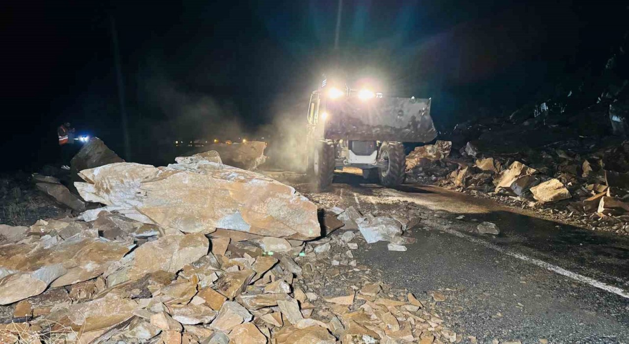 Kapanan yolu açarken ölümden döndüler