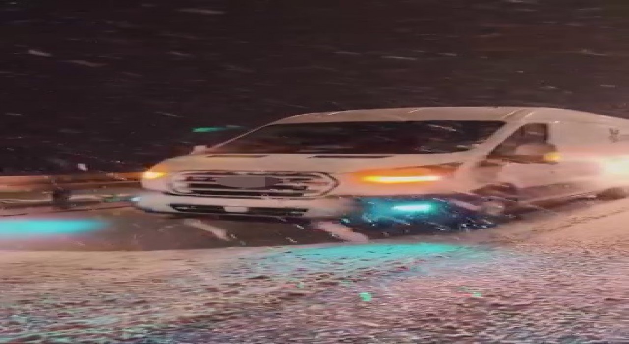 Kar yağışının etkili olduğu Yağdonduran Geçidinde sürücüler güçlükle ilerledi