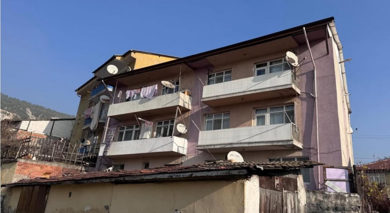 Karabükte bir kişi evinin önünde ölü bulundu