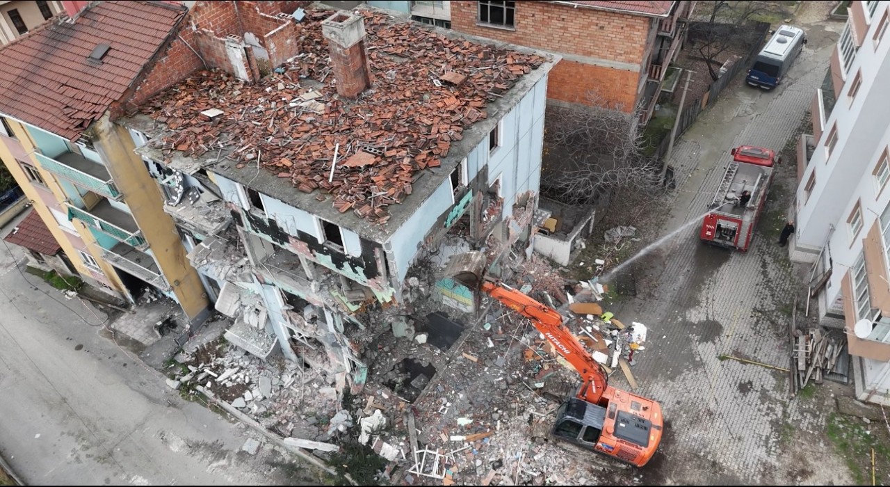 Karabükte doğal gaz patlaması sonrası hasar gören bina 3 yıl sonra yıkılıyor