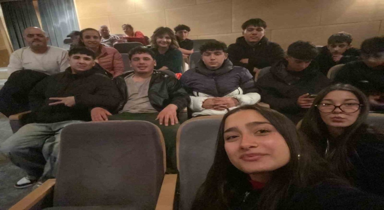 Karacasuda öğrenciler tiyatroyla buluştu