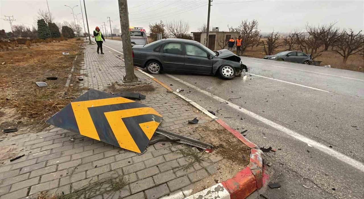 Karamanda otomobiller çarpıştı: 2 yaralı