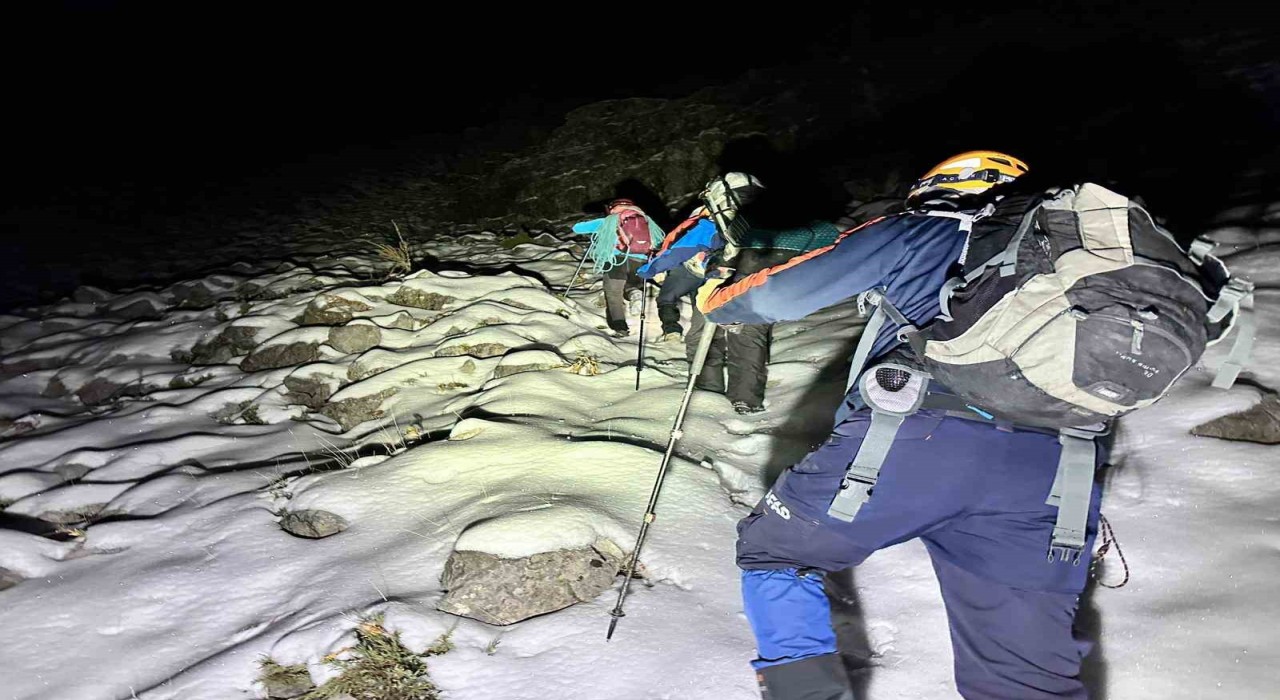 Karla kaplı dağa tırmanıp mahsur kalan 3 arkadaş kurtarıldı