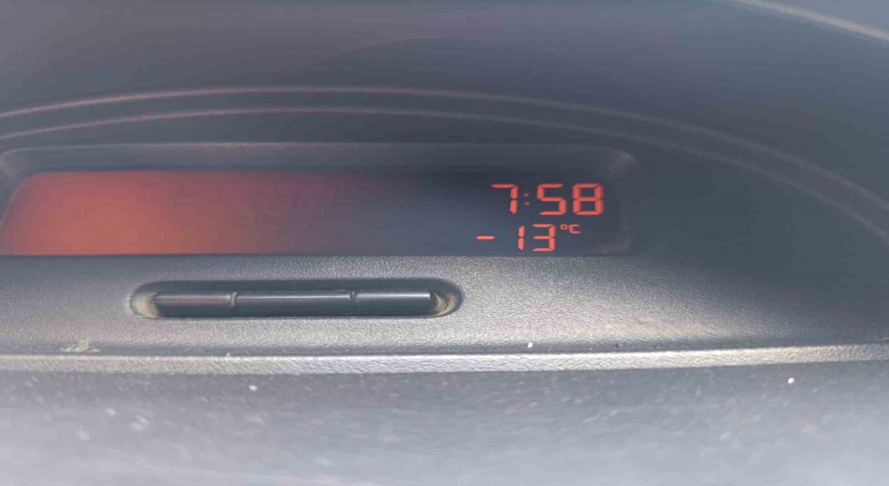 Kars buz kesti: Dondurucu soğuklar hayatı olumsuz etkiliyor