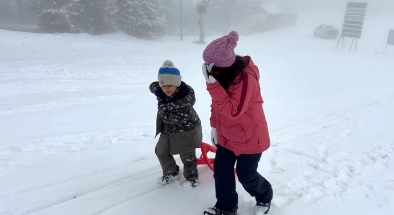 Karsta kar coşkusu: Çocuklar kardan adam yaptı, kızak kaydı