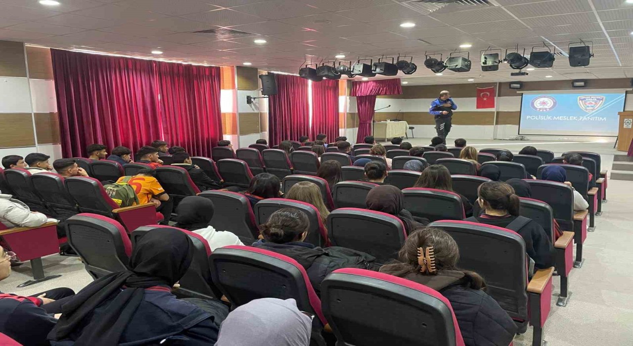 Karsta öğrencilere polislik mesleği anlatıldı