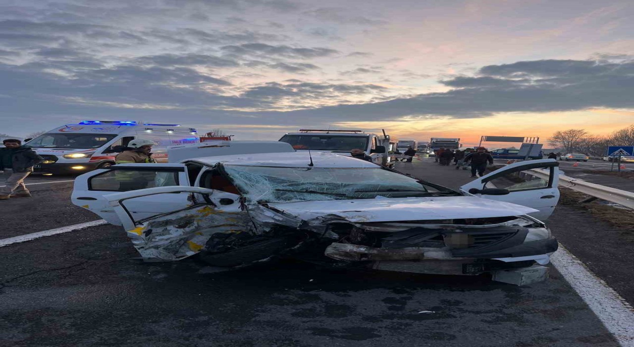 Karsta trafik kazası: 3 yaralı