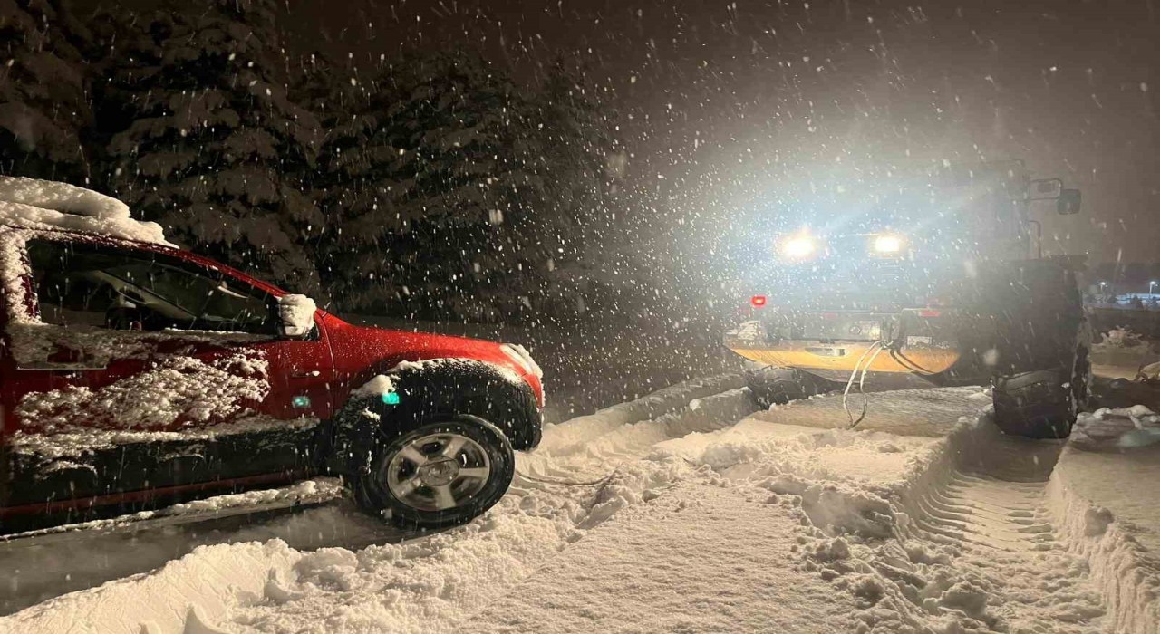 Karsta yolda mahsur kalan aracın yardımına özel idare ekipleri yetişti