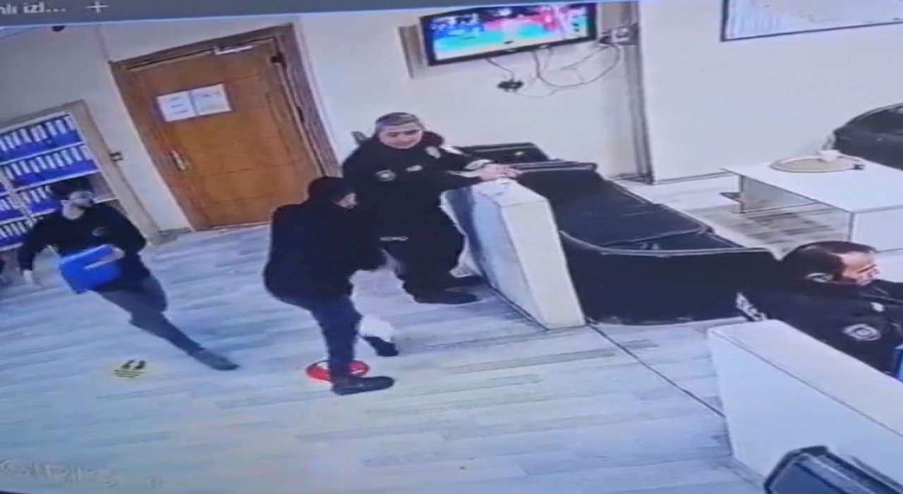 Kartalda polis merkezinde bir şahıs bekçiye saldırarak silahını almaya çalıştı