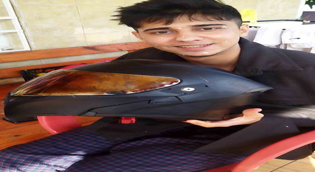 Kaskla yaşama tutunan motosikletli genç: Polisler doğru söylüyormuş