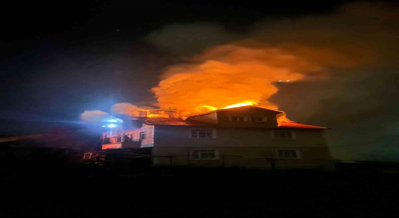 Kastamonuda yangında bir evin çatısı kullanılamaz hale geldi