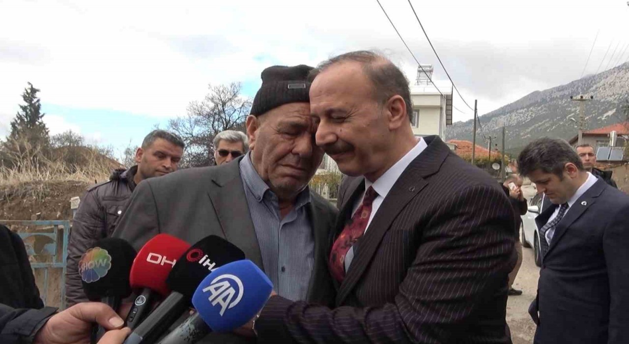 Kayıp baş arama çalışmalarında acılı baba, Vali Erine sarılarak gözyaşlarına boğuldu