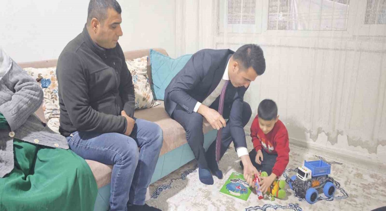 Kaymakam Özdemir miniklere oyuncak dağıttı