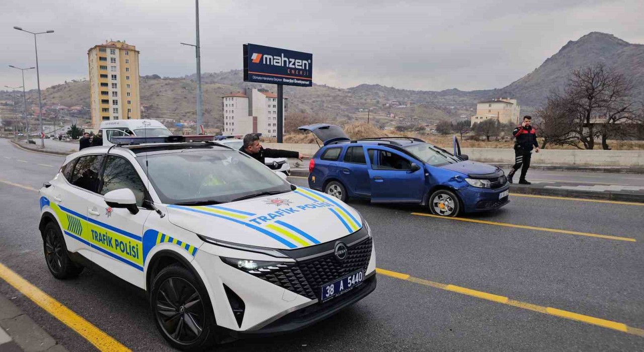 Kayseride 3 polis aracına çarparak kaçan şüpheli araç lastiklerine ateş edilerek yakalandı