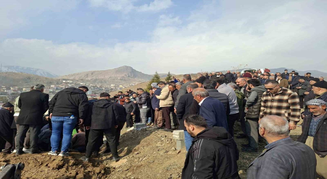 Kazada hayıtını kaybeden Durgun, Hakkaride toprağa verildi