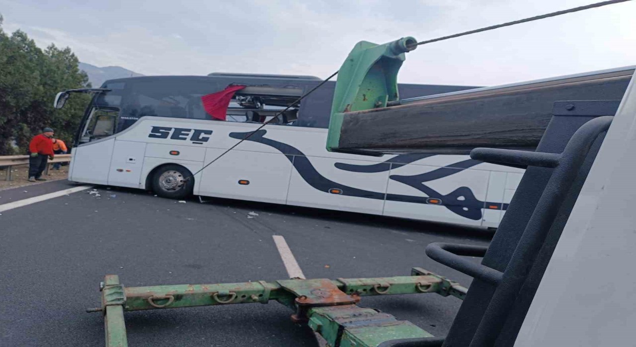 Kazada kapanan E-90 Otoyolu, araçların çekilmesiyle trafiğe açıldı