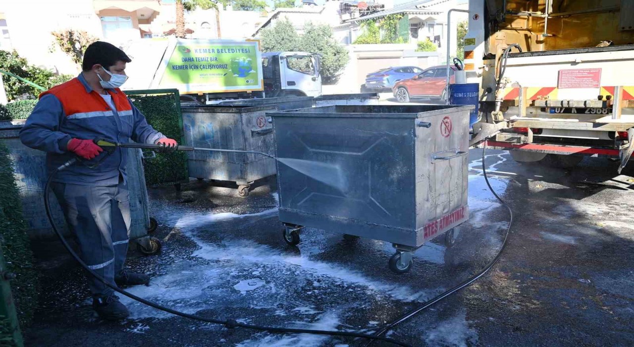 Kemerde çöp konteynerleri dezenfekte ediliyor