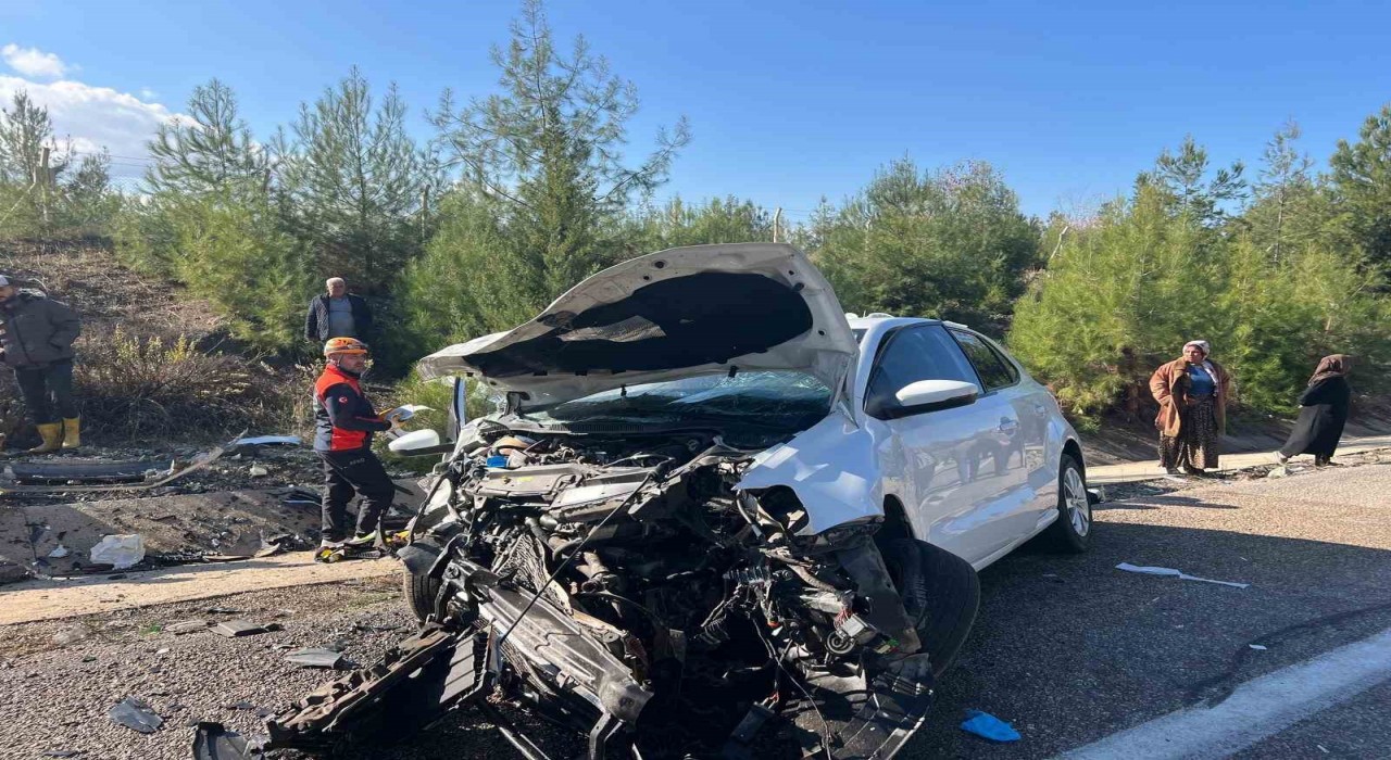 Kiliste hafif ticari araçla otomobil çarpıştı: 5i ağır, 6 yaralı