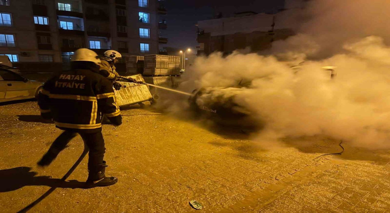 Kırıkhanda hafif ticari araç yandı